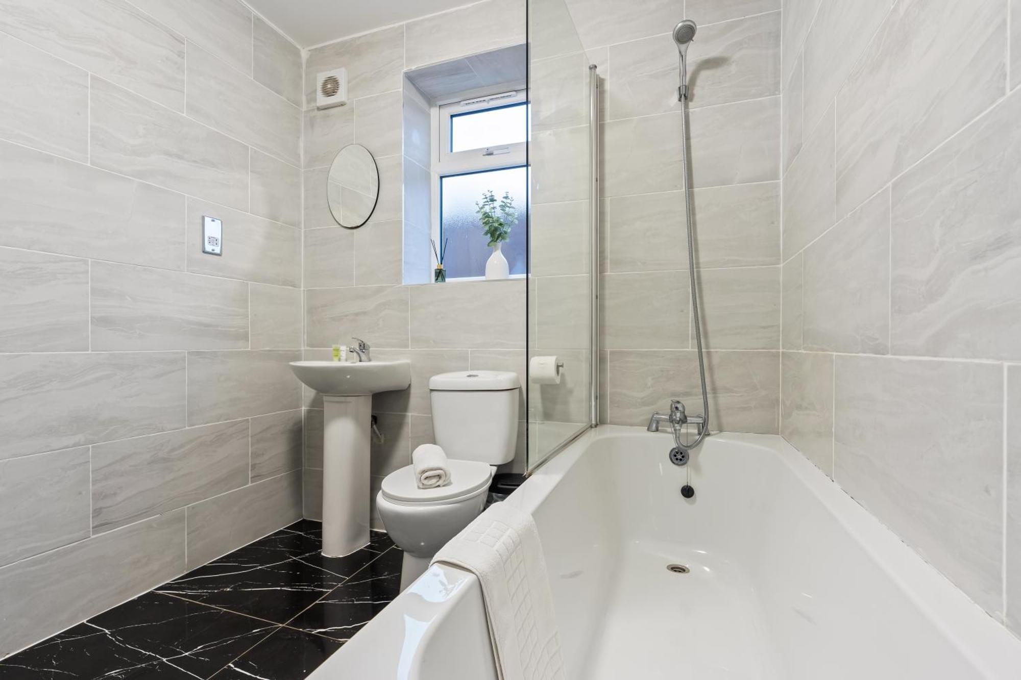 Stylish New Apartment - Free Wifi & Netflix - Top Rated - 3Mh Cradley Heath Exterior photo